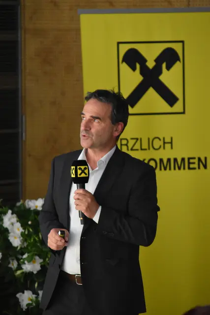 Stolz berichtet Vorstandsvorsitzender Mag. (FH) Andreas Wolf über den Neubau im Telfer Zentrum, das Markthaus, das in den nächsten Wochen bezogen wird.
