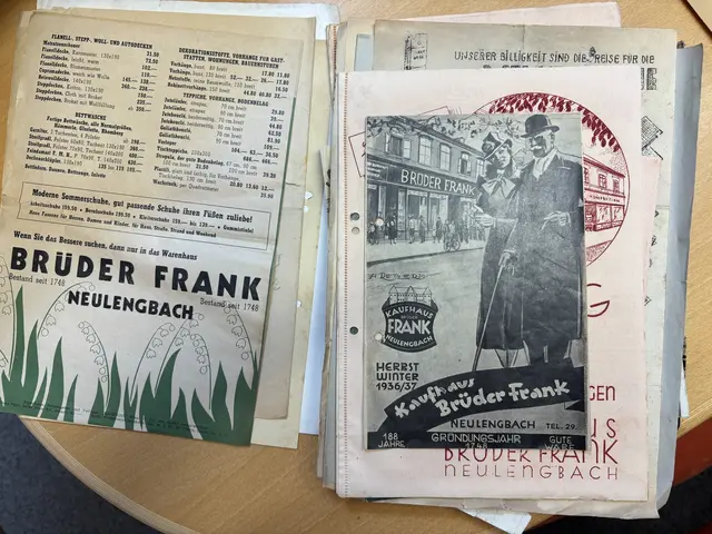 Günther Frank hat eine Sammlung alter Werbungen in ein Zeitreise-KI-Video verpackt – auf Facebook zu sehen. | Foto: Lauren Fahrenberger / Modehaus FRANK
