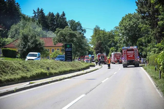Die Feuerwehrleute konnten einen Traktorbrand auf einem Hof in Weißkirchen an der Traun bekämpfen und verhindern, dass die Flammen auf das Gebäude übergreifen. | Foto: laumat.at