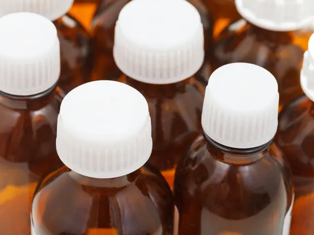 Hintergrund ist ein möglicher Qualitätsmangel: In einer Flasche des Kindersirups wurden Glassplitter entdeckt. (Symbolbild) | Foto: vvoennyy_1/Smarterpix