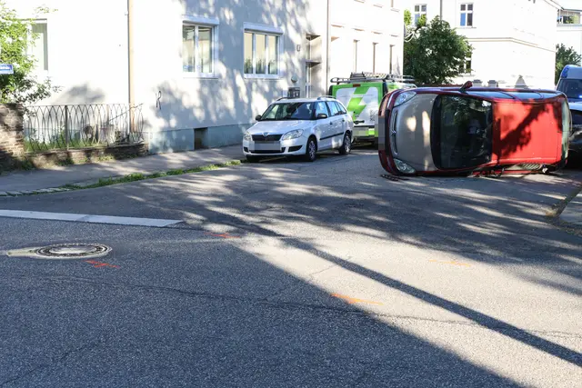 Nach einem Crash in der Welser Innenstadt überschlägt sich ein Citroen und bleibt auf der Fahrerseite liegen. | Foto: laumat.at