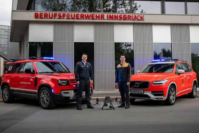 OFM Elias Knauseder BSc (FF Hall in Tirol) und OFM Markus Siber (l.) (Berufsfeuerwehr Innsbruck) präsentieren im Rahmen des Feldversuchs in Absam erste Ergebnisse der drohnengestützten Strahlenschutz-Erkundung im Zuge des Leistungsbewerbs Gold. | Foto: Benedikt Junker