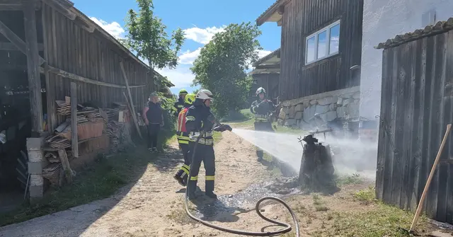 Die FF Lasberg beim Löschen eines Brandes im Freien in der Ortschaft Edlau. | Foto: FF Lasberg