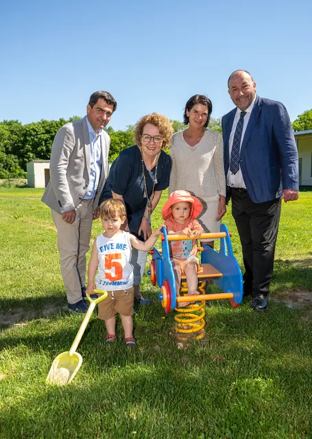 Landtagsabgeordneter Christian Gepp, Familien-Landesrätin Christiane Teschl-Hofmeister, Leiterin Sabine Hanreich und Bürgermeister Andreas Arbesser mit Robin und Aurora | Foto: NLK Burchart