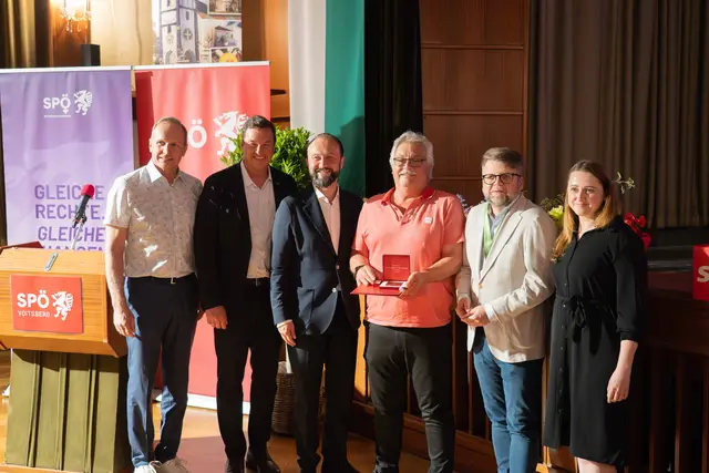 Peter Kollegger (3. v. r.) bekam die Victor-Adler-Medaille, da gratulierten zahlreiche Gäste. | Foto: SPÖ/Manuel Windholz
