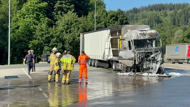 LKW-Führerhaus in Vollbrand – Fahrer verletzt