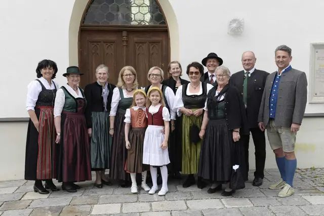 Andrea Schachinger, Monika Berger, Melitta Mayr, Christine Huber, Hannelore Buchinger, Edith Augustin, Erni Schlüsselbauer, Franz Moser, Rosemarie Reisinger, Hans Buchinger, Bürgermeister Johann Urwanisch. | Foto: Goldhauben Pattigham