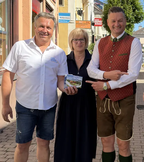 Erich Hageneder (li.) und Michael Gruber beim Aktionstag in Kirchdorf. | Foto: FPÖ