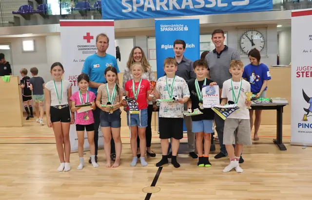 Platz 3 für die VS Deutschfeistritz.  "Dass Kinder schwimmen können, ist sehr wichtig. Wir gehen jede Woche einmal schwimmen, da haben wir einen Vorteil    mit dem Hallenbad in Deutschfeistritz", sagte Lehrerin Sandra Steiner.  | Foto: Edith Ertl