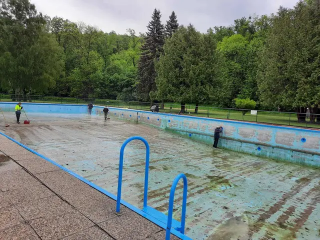 Ganze Wasser wurde abgepumpt, dann wurde das Becken gereinigt und wieder befüllt.
