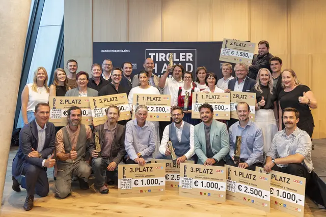 Alle Nominierten und Preisträger des Tiroler Handwerkspreises 2026 mit Spartenobmann Franz Jirka (l.) und Spartengeschäftsführerin Karolina Holaus (r). | Foto: WK-Tirol/Die Fotografen