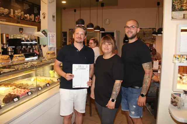 Quizabend im Café Woltron: Quiz-Master Jens Förster mit Kaffeehaus-Besitzer Desiree und Patrick Kohl-Woltron. | Foto: treilaf