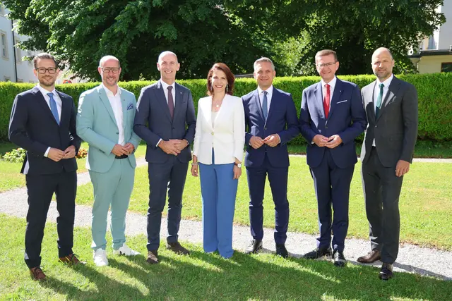 Die Wirtschaftsreferenten der Länder tagen am Salzburger Chiemseehof. Im Bild v.li.: LR Sebastian Schuschnig (Kärnten), LR Mario Gerber LR Willibald Ehrenhöfer (Steiermark), LH Karoline Edtstadler (Salzburg), BM Wolfgang Hattmannsdorfer (Wirtschaft, Energie und Tourismus), LR Markus Achleitner (Oberösterreich) und LRt Marco Tittler (Vorarlberg). | Foto: Land Salzburg / Franz Neumayr