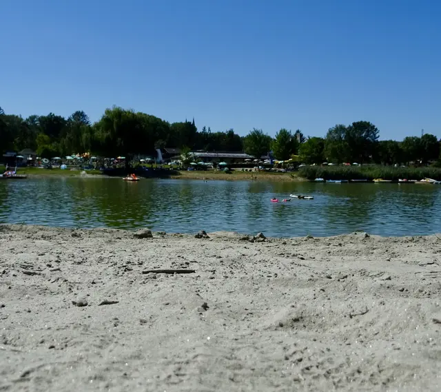 Das Baden im Altarm des Strandbades ist derzeit verboten. | Foto: Seebacher