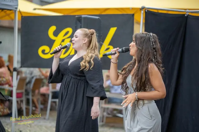 Stella Kranner und Setareh Eskandari (v.l.) singen regelmäßig auf den Bühnen Wiens. Sing, Dance &amp; Act" lautet das Motto des Bühnen-Workshops für Kinder von 7 bis 12 Jahren, den sie am 20. Juni in der Freien Bühne Wien organisieren. | Foto: René Brunhölzl