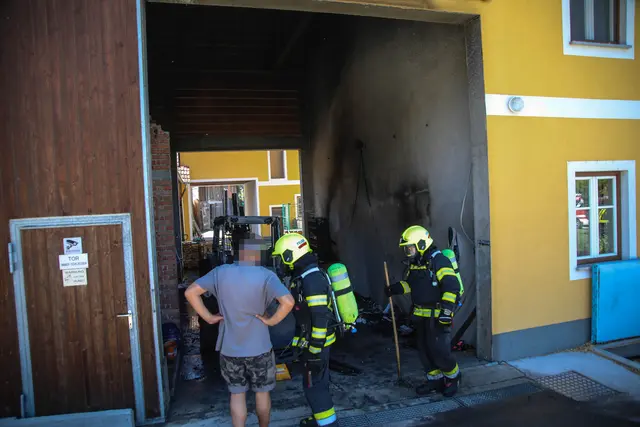 Die Feuerwehrleute konnten einen Traktorbrand auf einem Hof in Weißkirchen an der Traun bekämpfen und verhindern, dass die Flammen auf das Gebäude übergreifen. | Foto: laumat.at