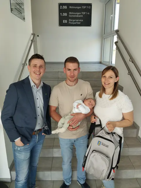 Bürgermeister Florian Hutter gratuliert Katharina Dangl und Philipp Kainrath zur Geburt ihres Sohnes. | Foto: Marktgemeinde Gastern