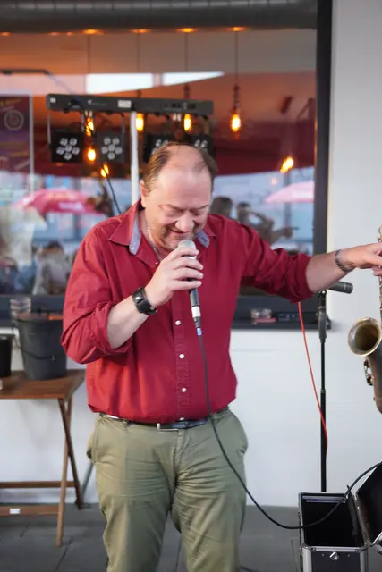 Wolfgang Kessler zeigte Gesangseinlagen.