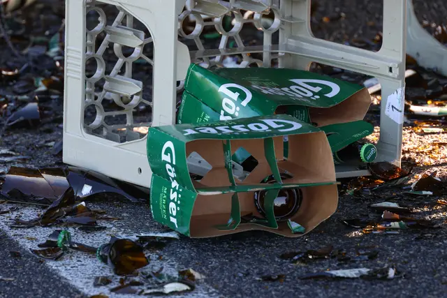 Aufgrund mangelhafter Ladesicherung verlor ein Transporter 180 Kisten und verteilte 3.600 Flaschen Bier auf der Fahrbahn bei Neukrichen bei Lambach. | Foto: laumat.at