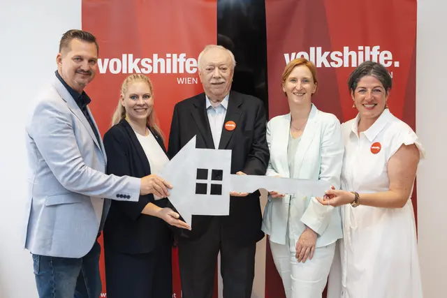 Bei der Eröffnung in der Laxenburgerstraße (v.l.): Favoritner Bezirkschef Markus Franz (SPÖ) , Geschäftsführerin Fonds Soziales Wien (FSW), Susanne Winkler, Präsident Volkshilfe Wien, Michael Häupl, Frauen- und Wohnbaustadträtin Elke Hanel-Torsch (SPÖ) und Geschäftsführerin Volkshilfe Wien, Tanja Wehsely. | Foto: Volkshilfe Wien/John Fücükcay