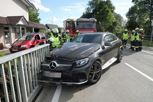 Der Lenker krachte in ein Brückengeländer.