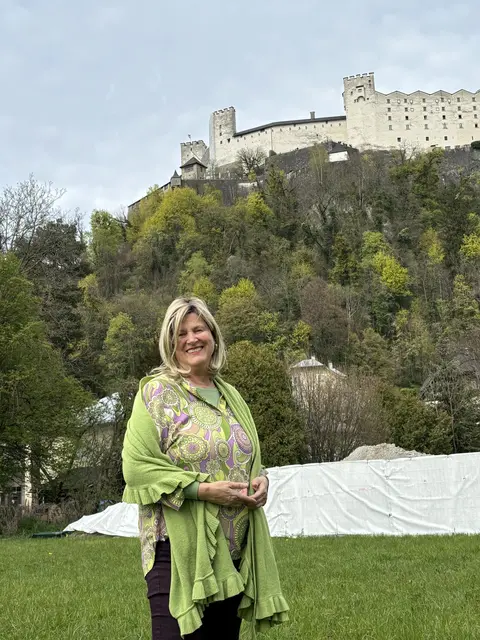 Stadtführerin Inez Reichl, hier unterwegs im Nonntal  | Foto: Lisa Gold