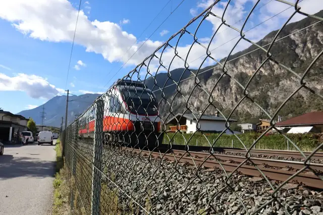 Kein Schutz gegen Bahnlärm: Maschendrahtzaun statt Lärmschutzwand in Silz. | Foto: Tatschl