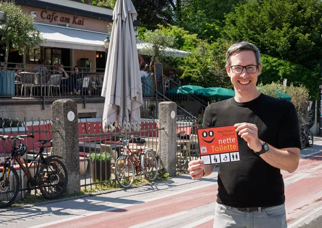 Cafe am Kai macht bei der Aktion „Nette Toilette“ mit
Das Cafe am Kai ist einer von sechs neuen Partnerbetrieben der Aktion „Nette Toilette“. Bürgermeister-Stellvertreter Kay-Michael Dankl vor dem Cafe am Kai in Mülln. | Foto: Stadt Salzburg/Alexander Killer