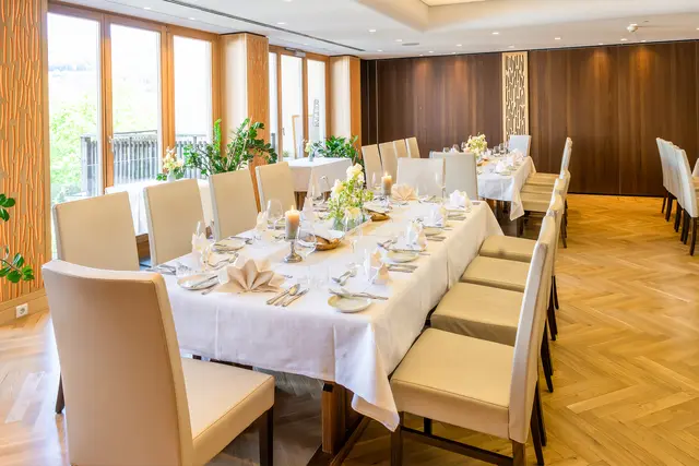 Hochzeitstafel im Hochzeitssaal im RETTER Bio-Natur-Resort Pöllauberg.