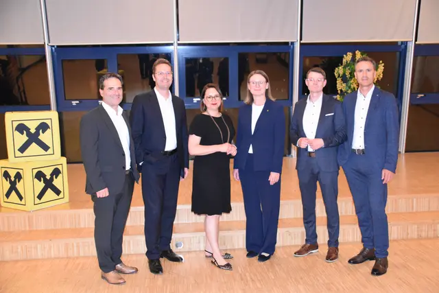 (v.l.n.r.): Vorstandsvorsitzender Mag. (FH) Andreas Wolf, LL.M. (RB TMW) Vorstandsvorsitzender-Stv. Mag. Dr. Mario Plattner (RB TMW) Vizebürgermeisterin Mag. Silvia Pöhli (Marktgemeinde Völs) Vorstandsvorsitzende-Stv. Mag. Gabriele Kinast (RLB Tirol AG) Vorstandsvorsitzender Mag. (FH) Engelbert Fasser (RB E-L-B) Vorstandsvorsitzender-Stv. Hubert Kuprian (RB TMW)