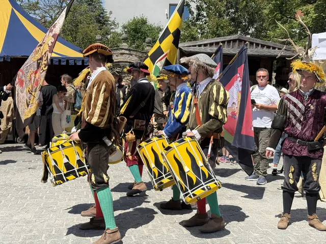 Trommler mit Fahnen
