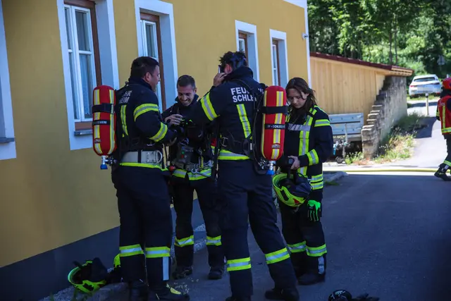 Die Feuerwehrleute konnten einen Traktorbrand auf einem Hof in Weißkirchen an der Traun bekämpfen und verhindern, dass die Flammen auf das Gebäude übergreifen. | Foto: laumat.at