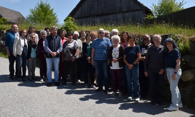 1. Reihe: Johann Winkler, Libuse Coufalova, Elfriede Piringer, Anni Weber, Martin Prein, Else Habison, Gertrude Binder, Rudolf Steiner, Helga Schäfer, Gertrude Dangl, Johannes Lauter und Anita Talamas-Engel.
2. Reihe: Claudia Wimmer, Carola Wögerer, Silvia Rosenkranz, Maria Rauscher, Werner Schöller, Christa Zibusch, Brigitte Schwingenschlögl, Christa Wanko, Claudia Steiner und Werner Hromada. (jeweils v.l.) | Foto: PBZ Waidhofen/Thaya