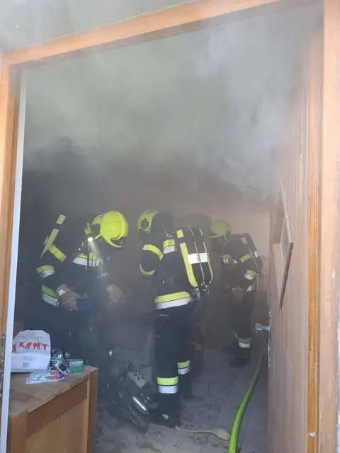 31 Feuerwehrleute löschten einen Saunabrand in einem Einfamilienhaus. | Foto: FF Krems