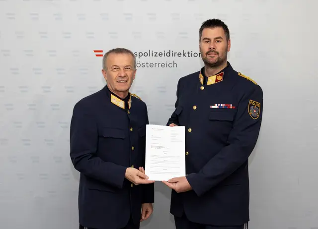 Landespolizeidirektor Franz Popp überreicht Bernhard Birkhahn das Ernennungsdekret zum Bezirkspolizeikommandanten von Waidhofen/Thaya | Foto: LPD NÖ