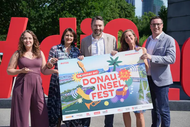 v. l.: Julia Healy (Co-Geschäftsführerin Pro Event Team für Wien und Projektleiterin DIF), Veronica Kaup-Hasler (Kulturstadträtin), Jörg Neumayer (DIF-Veranstalter, beide SPÖ), Mel Merio (Stv. Vorsitzende Verein Wiener Kulturservice) und Josef Wiedenhofer (Co-Geschäftsführer Pro Event Team). | Foto: Sade Jerabek/MeinBezirk
