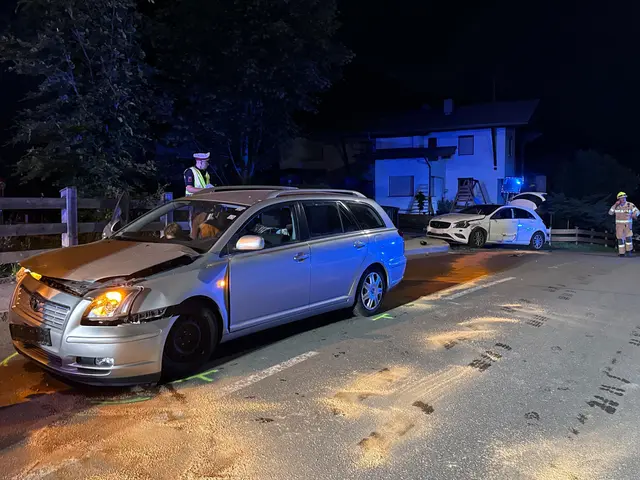 Zwei Fahrzeuge kollidierten am Donnerstagabend im Kreuzungsbereich der B171 und der L218 in Buch. Verletzt wurde niemand, an beiden Pkw entstand Sachschaden. | Foto: zoom.tirol