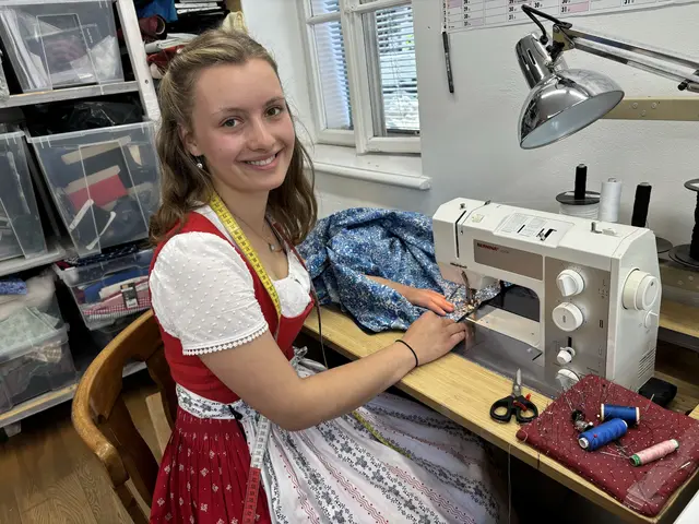 Die Liebe für das Nähen und die Trachten-Schneiderei hegt Veronika Sachenbacher bereit seit ihrer Kindheit. | Foto: Lisa Gold