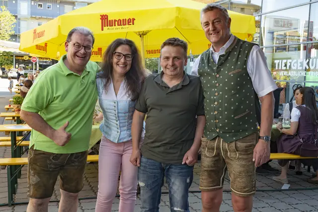 Ortsparteiobmann der Harter Volkspartei Hiasi Hiabaum, Petra Winkler, Maibaumspender Andreas Hubatka, Bürgermeister Franz Tonner | Foto: Harter Volkspartei