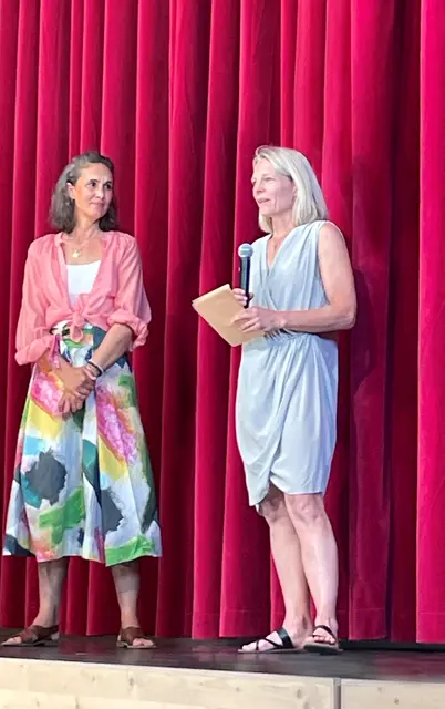 Die Projektinitiatorinnen Angela Michlits vom Demeter-Hof Meinklang (re.) und Vanessa Langkamp (li.) aus dem Kollegium bei der Eröffnung. 