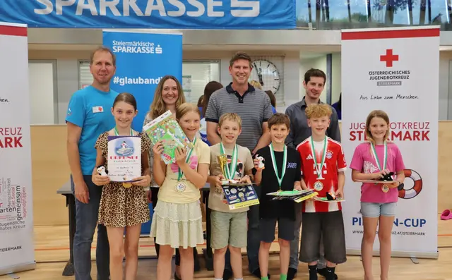 Die Staffel 1 der VS Gratkorn hatte beim Pinguin-Schwimmbewerb die Nase vorn und holte sich den 1. Platz. | Foto: Edith Ertl