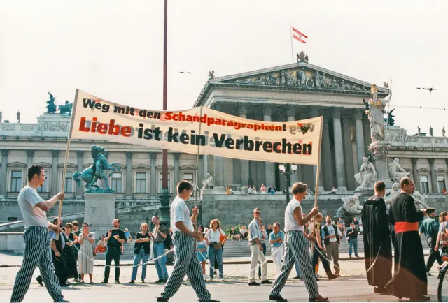 Die lange Geschichte der Regenbogenparade