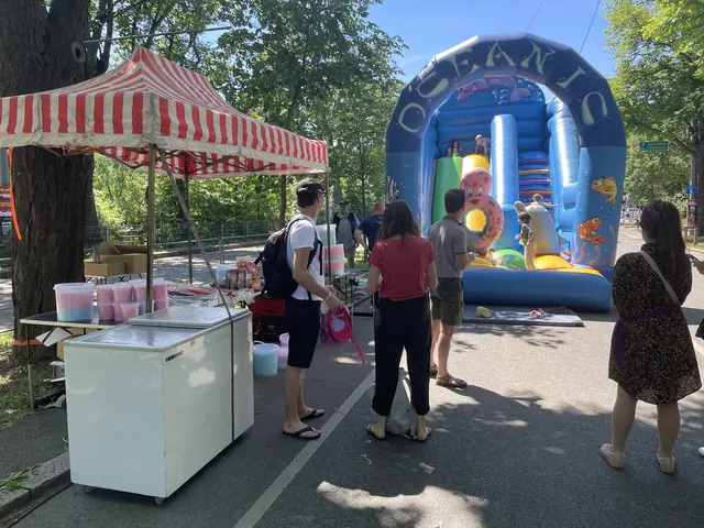 Eine Hüpfburg erheitert die kleinen Gäste.  | Foto: Patricia Hillinger