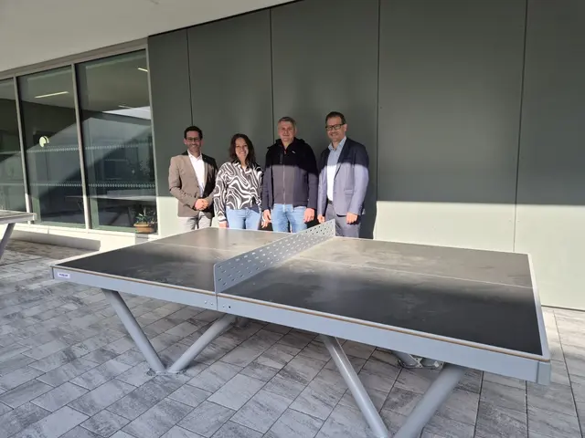 Offizielle Übergabe der Outdoortischtennistische von den Sponsoren Herrn Dr. Philipp Radlegger, Wohnbau Bergland, und Herrn Ing. Christoph Kaserer, STRABAG, Mag. Eva Obinger, Elternverein, an den Schulleiter Mag. Philipp Schneider
Im Foto von links nach rechts: Dr. Philipp Radlegger, Mag. Eva Obinger, Ing. Christoph Kaserer, Mag. Philipp Schneider | Foto: Elternverein BG/BRG Zell am See