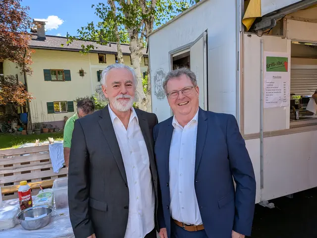 Strahlende Gesichter bei Architekt DI Markus Rottenspacher und AR-Vors. Christian Nothdurfter