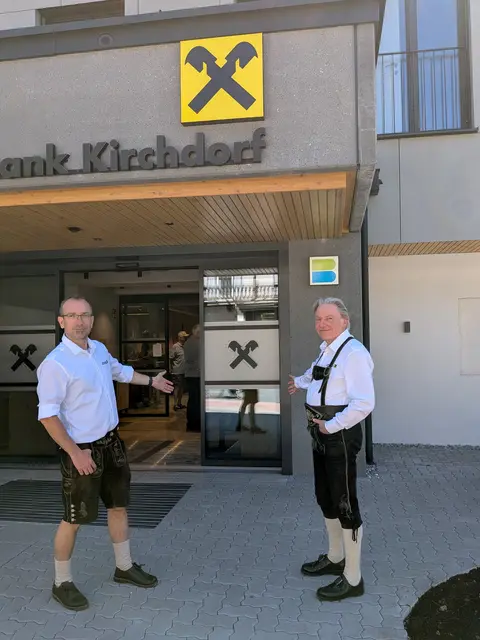 Prok. Andreas Endstrasser und Vorstand Johann-Markus Pichler laden in das neue Raiffeisenhaus Kirchdorf ein