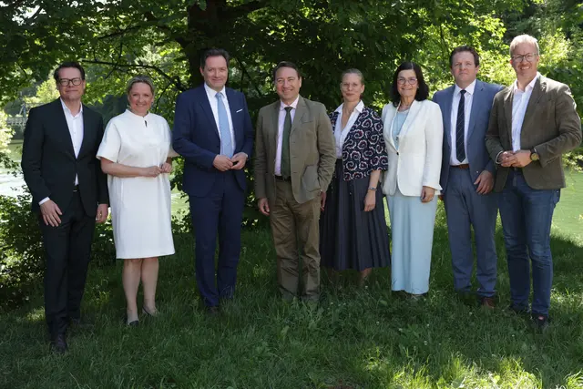 NaturschutzreferentInnenkonferenz in Steyr: v.li: LR Jürgen Czernohorsky (Wien), LRin Susanne Rosenkranz (Niederösterreich), BM Norbert Totschnig, LHStv Manfred Haimbuchner (Oberösterreich), LHStvin Anja Haider-Wallner (Burgenland), LRin Marika Lagger-Pöllinger (Kärnten), Tirols Naturschutzlandesrat René Zumtobel und LR Christian Gantner (Vorarlberg) | Foto: Land OÖ/Daniel Kauder