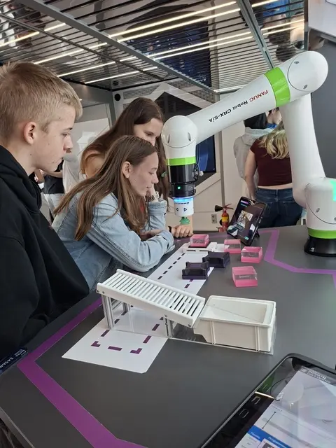 Die Jugendlichen erhielten spannende Einblicke in die Welt von Mathematik, Informatik, Naturwissenschaften und Technik. | Foto: BHAK/BHAS Bad Ischl