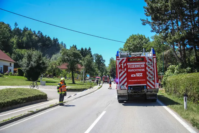 Die Feuerwehrleute konnten einen Traktorbrand auf einem Hof in Weißkirchen an der Traun bekämpfen und verhindern, dass die Flammen auf das Gebäude übergreifen. | Foto: laumat.at