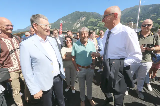 Einzug von LH Mattle an der Brücke